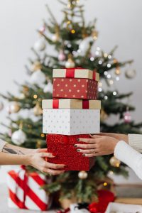 christmas-gift-present-gift-gifts-gift-box-gift-holding